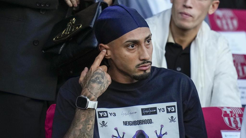 Raphinha al palco de Montjuïc durant el Barça-Olympiacos