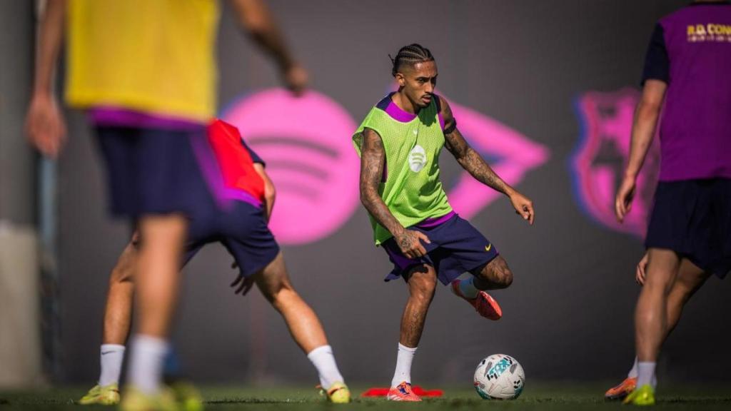 Raphinha torna a entrenar-se amb el Barça després de la lesió