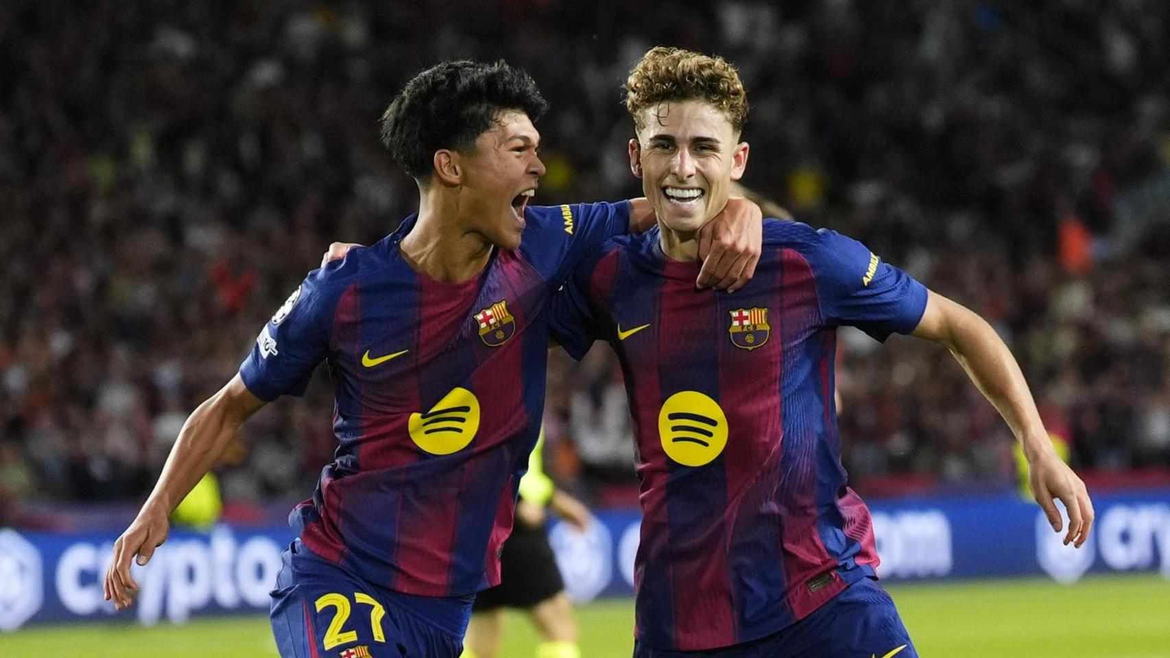 Dro Fernández se abraza con Fermín López: uno ha renovado este invierno, el otro se ha ido del Barça