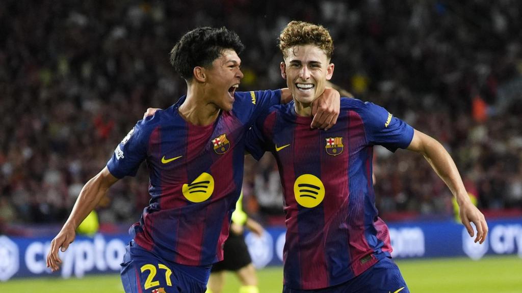 Dro Fernández se abraza con Fermín López: uno ha renovado este invierno, el otro se ha ido del Barça