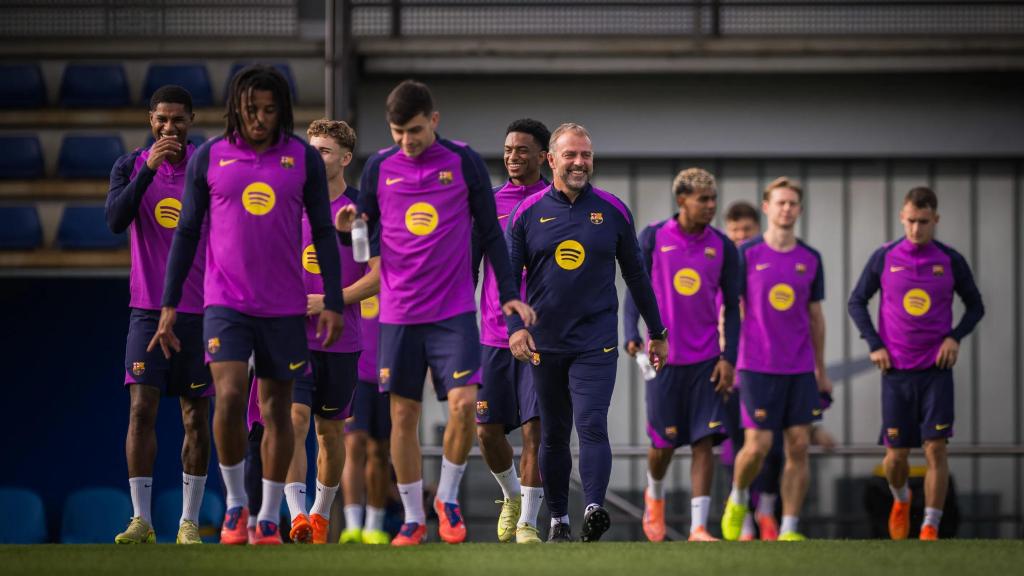 Hansi Flick, sonriente en el último entrenamiento antes del Barça-Olympiacos
