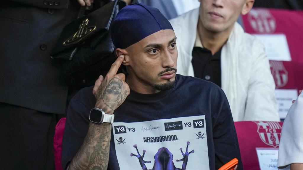 Raphinha en el palco de Montjuïc durante el Barça-Olympiacos