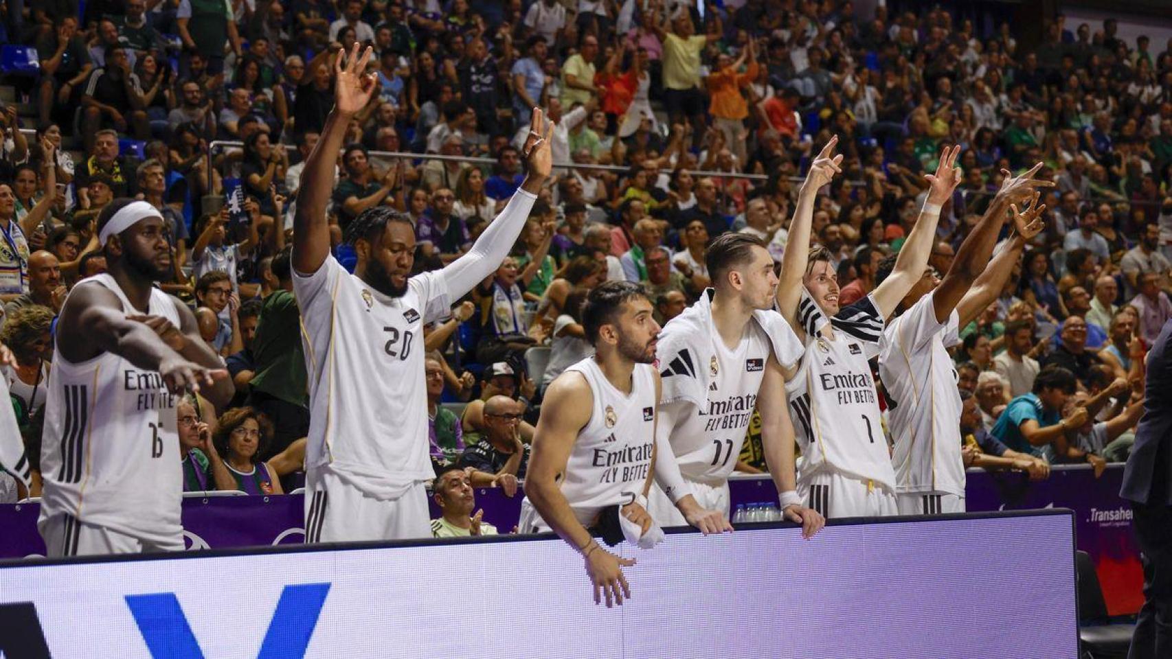 Banquillo del Real Madrid de basket ante Valencia