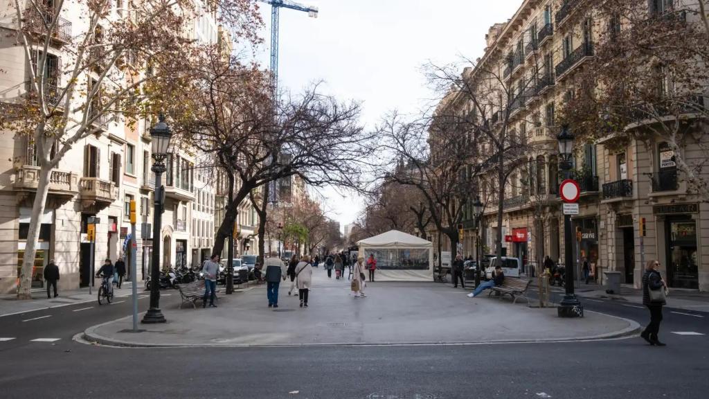 La Rambla Cataluña de Barcelona, donde mora el despacho afectado