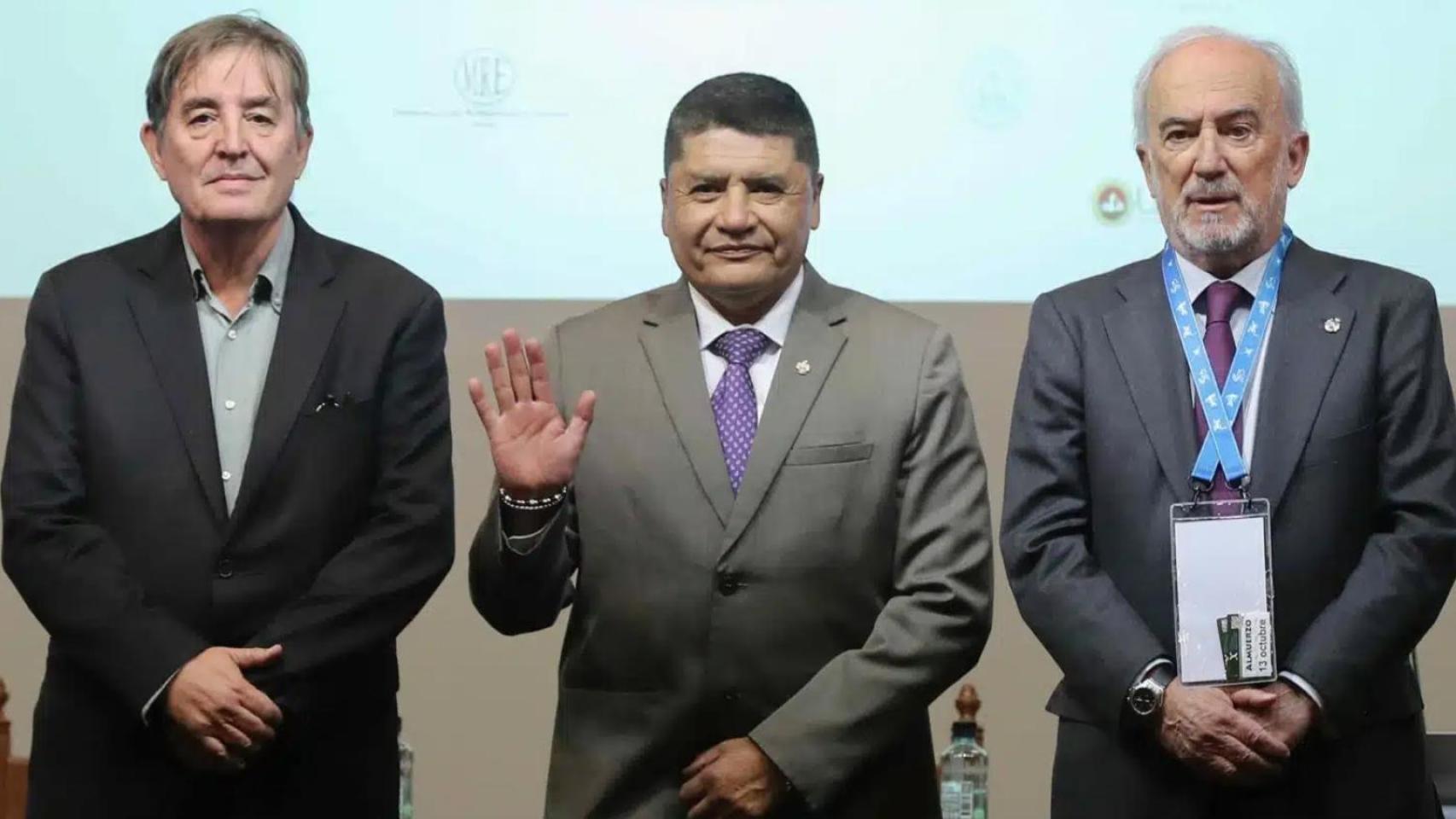Luis García Montero y Santiago Muñoz Machado separados por el alcalde de Arequipa, Víctor Hugo Rivera, durante la presentación del último Congreso de la Lengua.