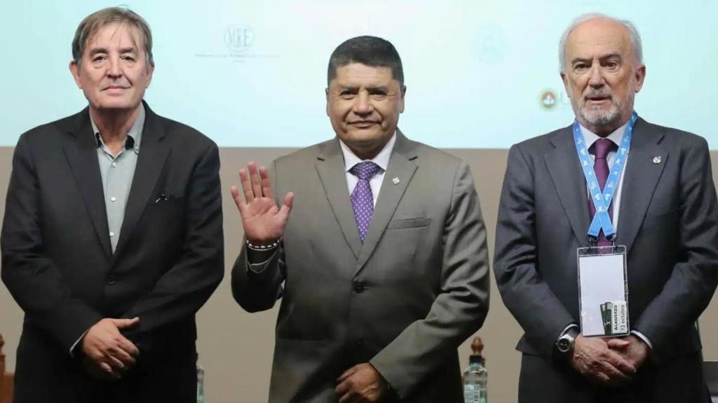 Luis García Montero y Santiago Muñoz Machado separados por el alcalde de Arequipa, Víctor Hugo Rivera, durante la presentación del último Congreso de la Lengua.