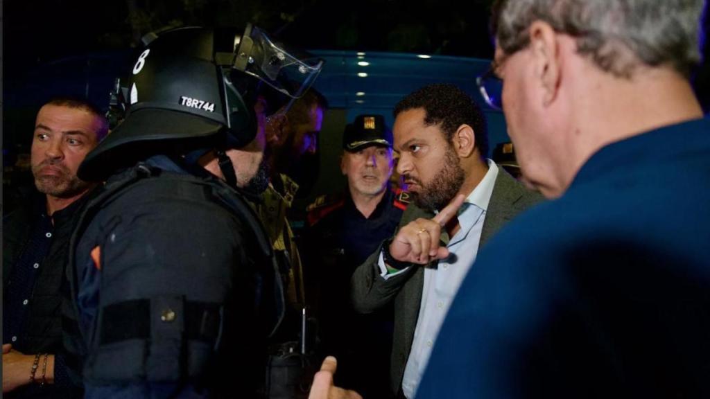 El diputado de Vox, Ignacio Garriga, quejándose a los Mossos en Sabadell