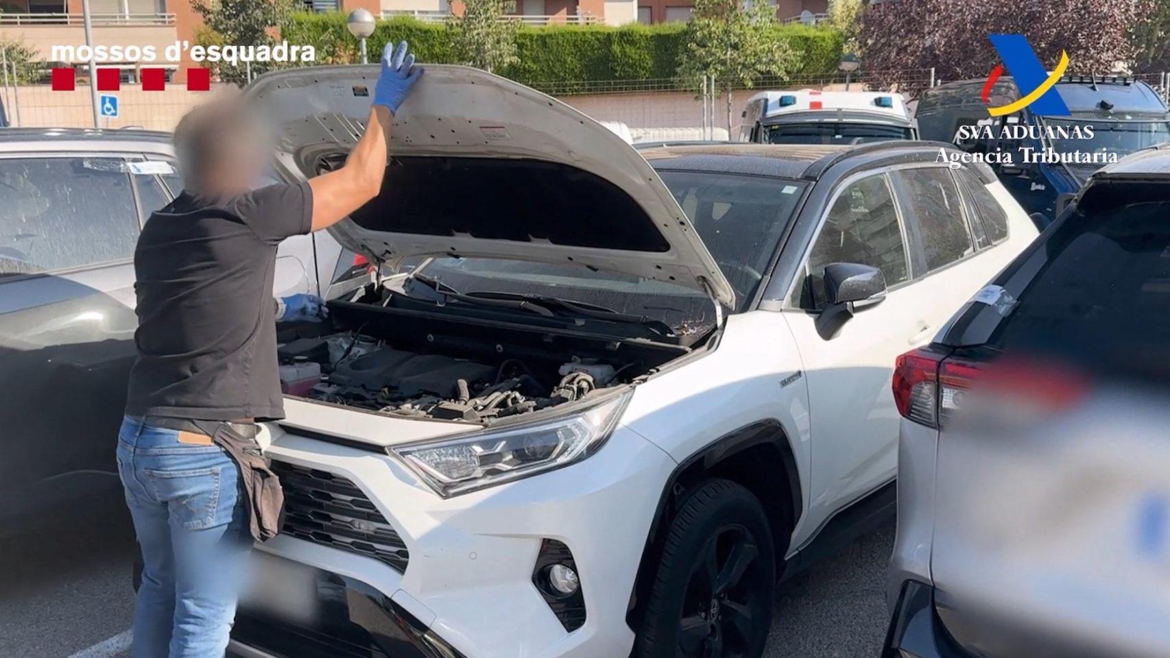 Un agente de la investigación conjunta entre la División de Investigación Criminal de Girona i Lleida, junto con el Servicio de Vigilancia Aduanera de la Agencia Tributaria para desmantelar una red de contrabando internacional de coches robados
