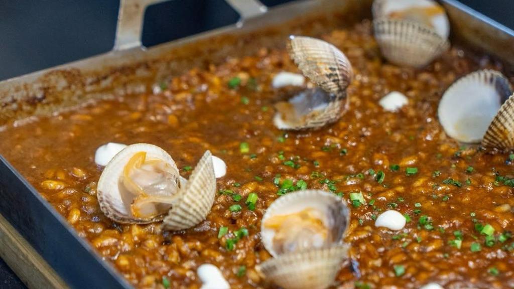 Arroz a banda de zamburiñas con cebolla y tomate confitado