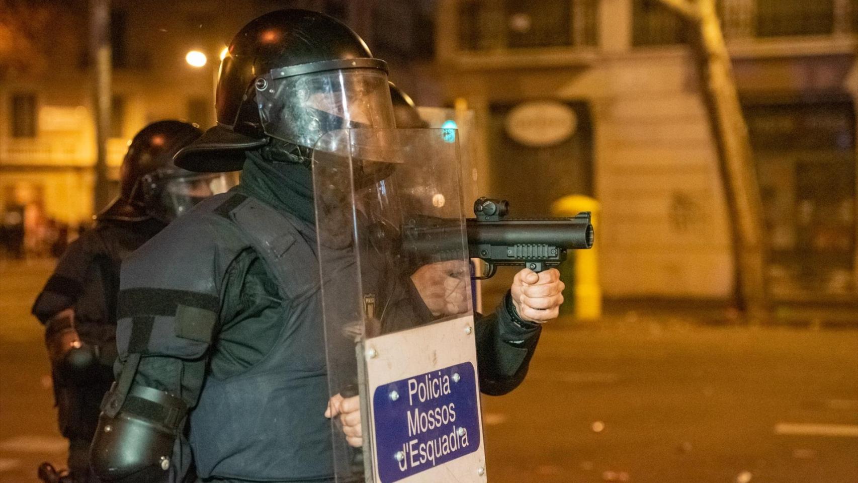 Un Mosso d´ Esquadra apunta con una pistola de pelotas de goma durante la sexta jornada de protestas en Barcelona contra la sentencia del Supremo por el 'procés', en Barcelona a 19 de octubre de 2019