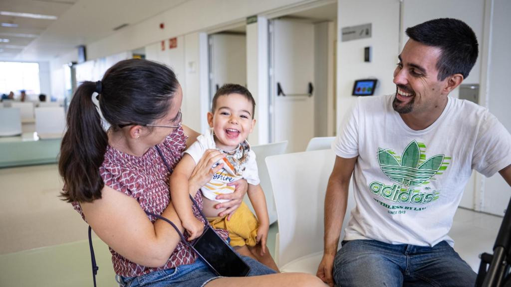 Dani, el niño malagueño con una enfermedad rara que ha recibido el tratamiento en el Hospital Sant Joan de Déu, junto a su familia