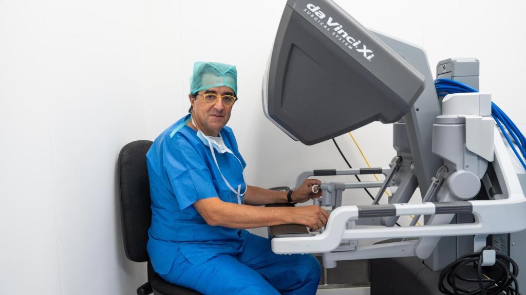 El doctor Palou manipulant un robot DaVinci de la Fundació Puigvert