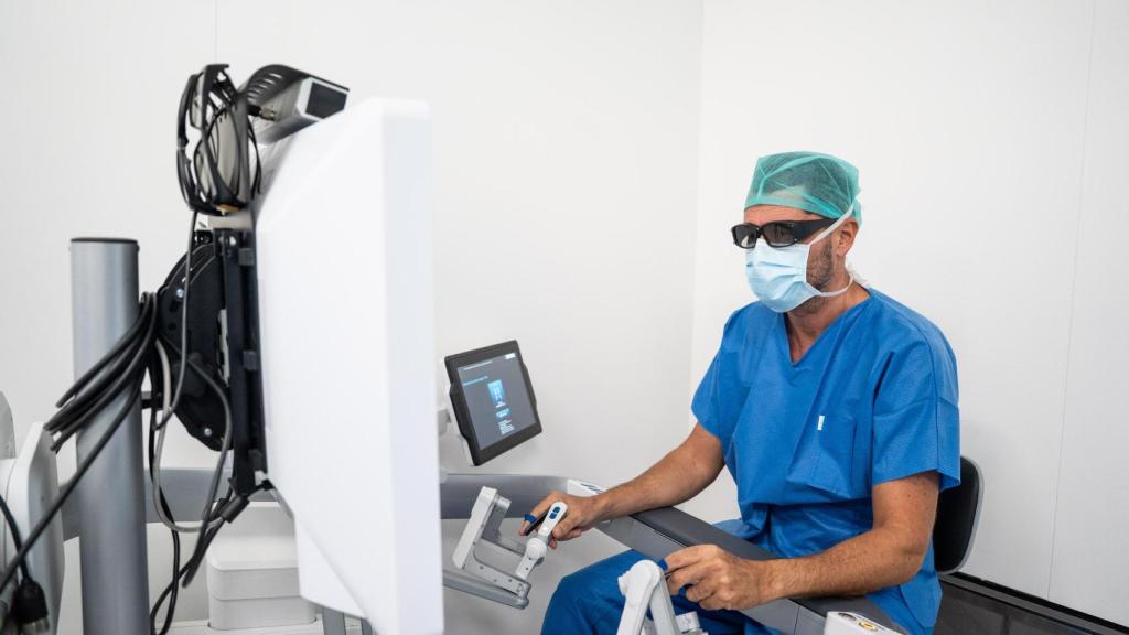Alberto Breda, responsable de la Unidad de Urología Oncológica, manipulando un robot Da Vinci en la Fundación Puigvert