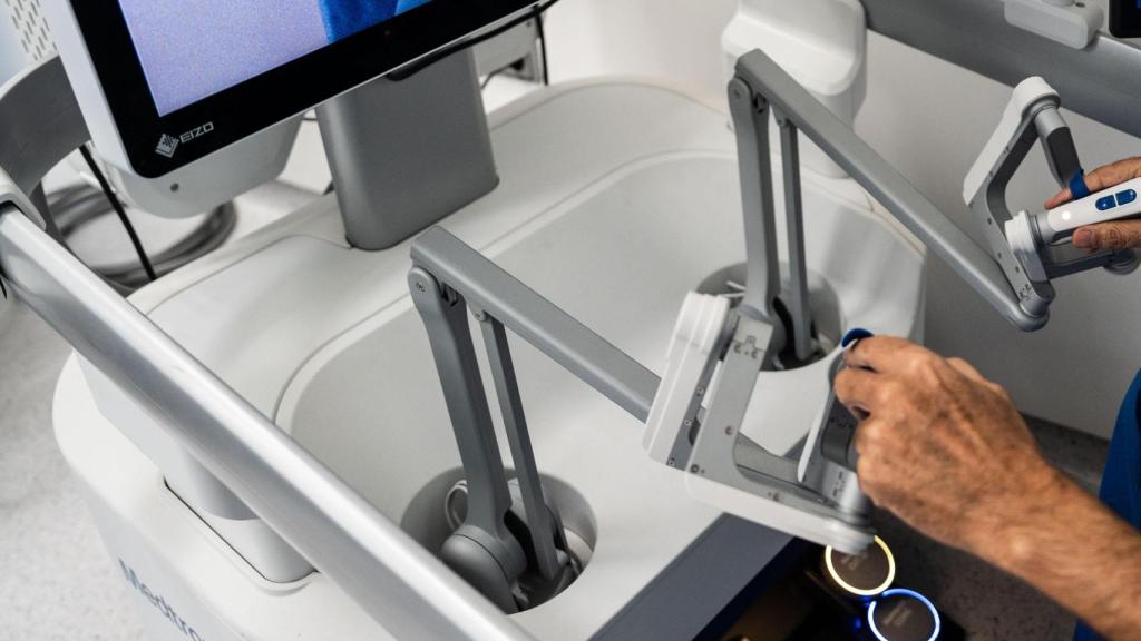 Detall de la manipulació d'un robot DaVinci a la Fundació Puigvert