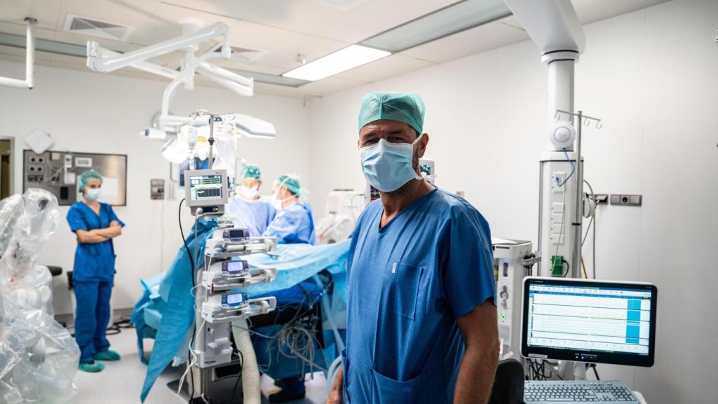 Alberto Breda, responsable de la Unidad de Urología Oncológica y del equipo quirúrgico de Transplante Renal, en una de la sala de operaciones de la Fundació Puigvert.
