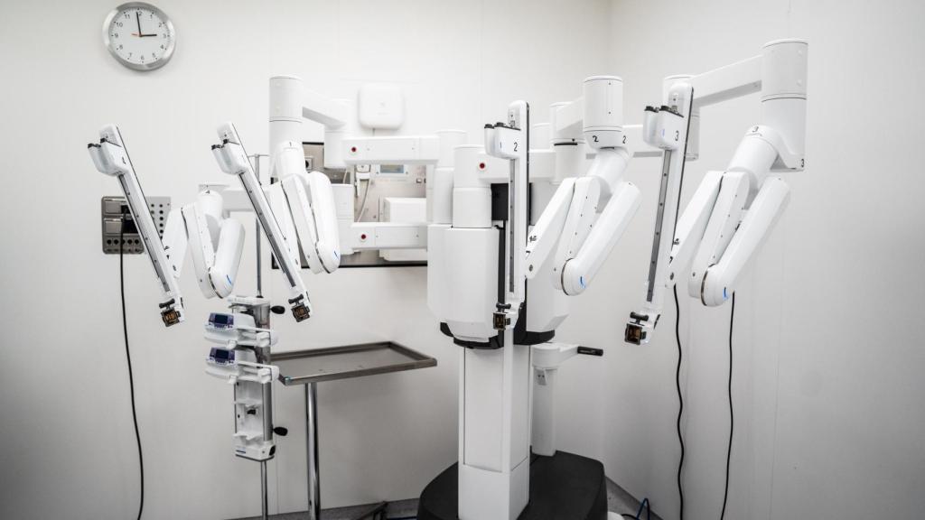 Un robot quirúrgico Da Vinci en la sala de operaciones de la Fundación Puigvert