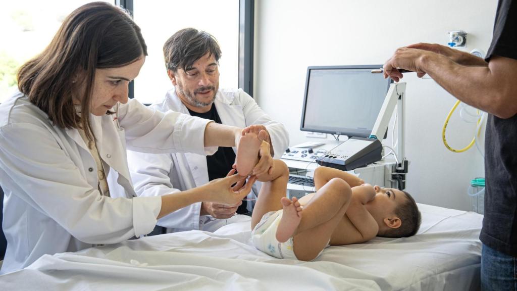 Dani, el nen amb la malaltia rara, sent valorat a l'Hospital Sant Joan de Déu