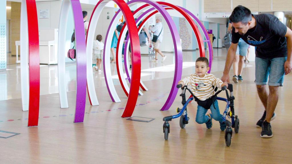 Dani, el nen amb una malaltia rara tractat a l'Hospital Sant Joan de Déu, juntament amb la seva família