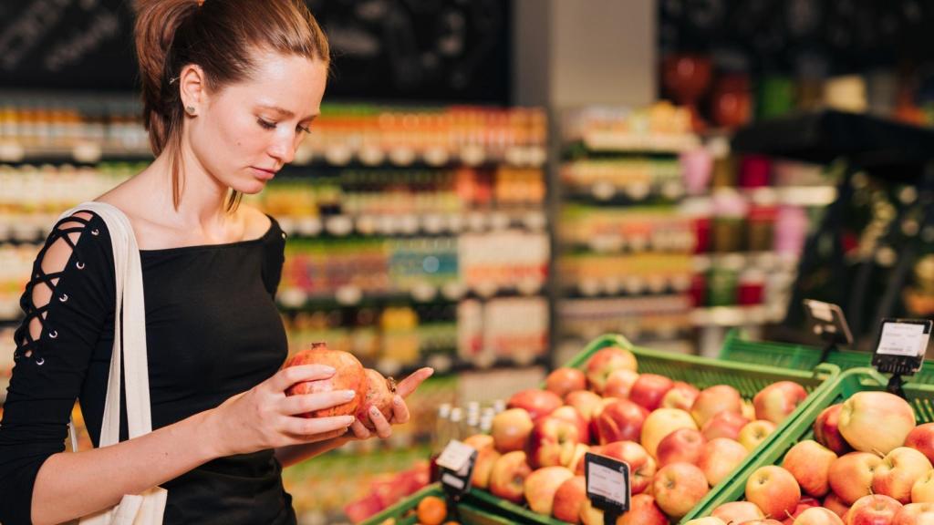 Mujer haciendo la compra / Freepik