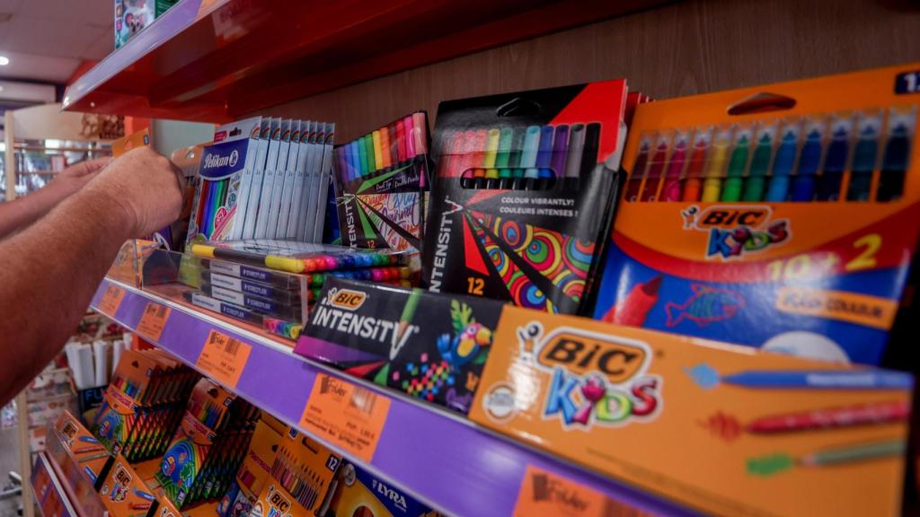 Material escolar en una imagen de archivo