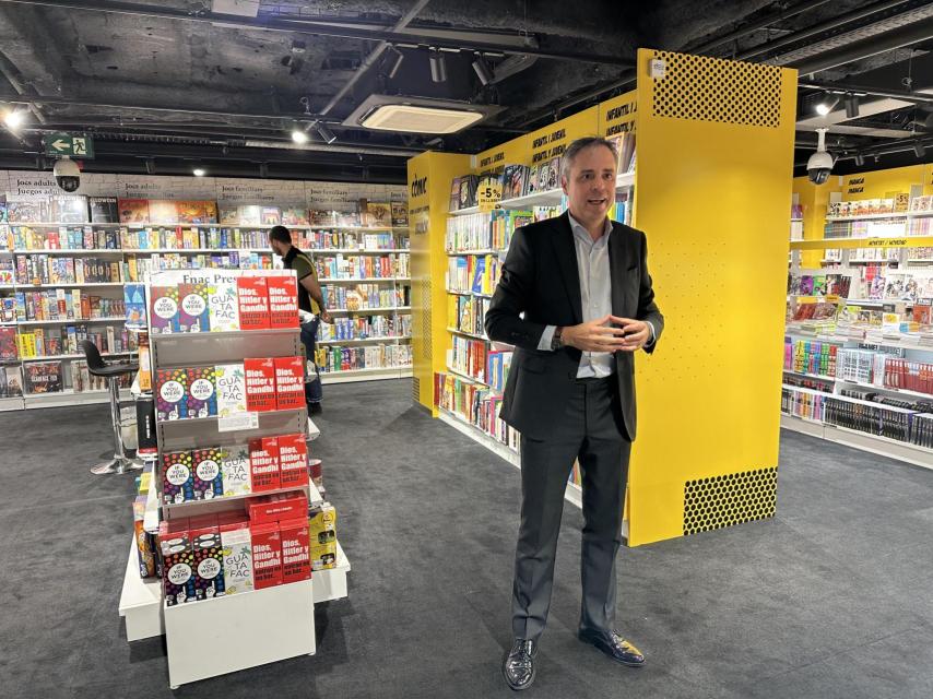 Domingo Guillén en la planta de cómics, la que dice que es su favorita, de la tienda de Fnac en Las Ramblas