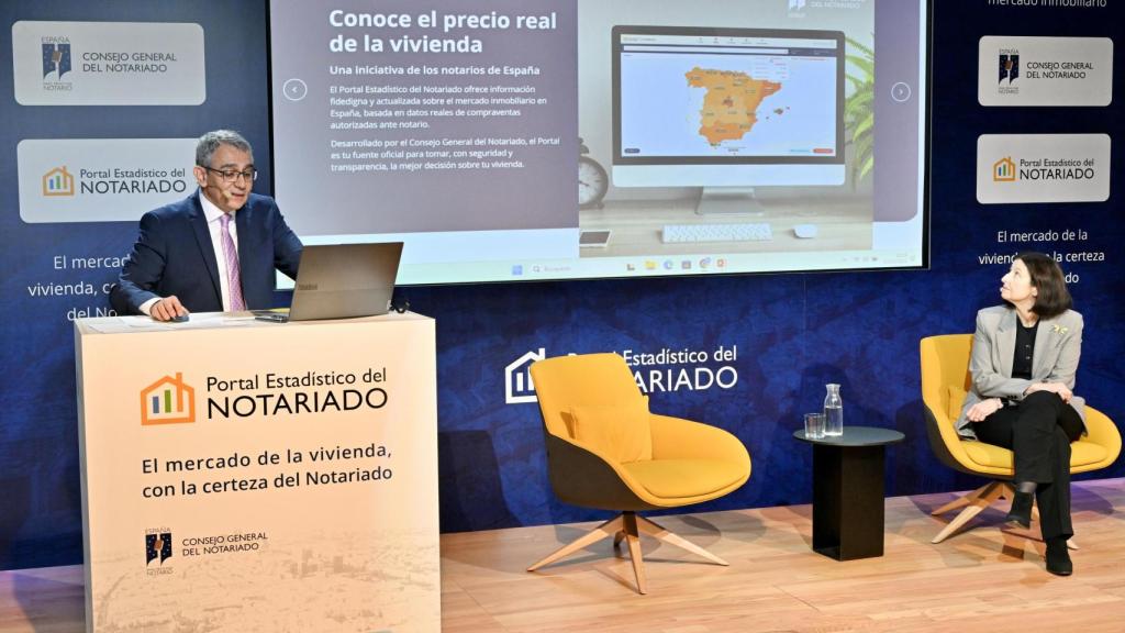 Alberto Martínez Lacambra, director del Centro Tecnológico del Notariado, junto a la presidenta del Consejo General del Notariado, Concepción Pilar Barrio del Olmo