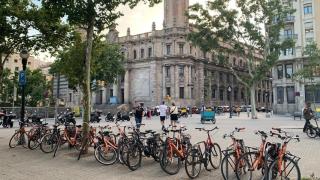 Bicicletas de alquiler de uso compartido aparcadas en la vía pública en Barcelona (archivo)