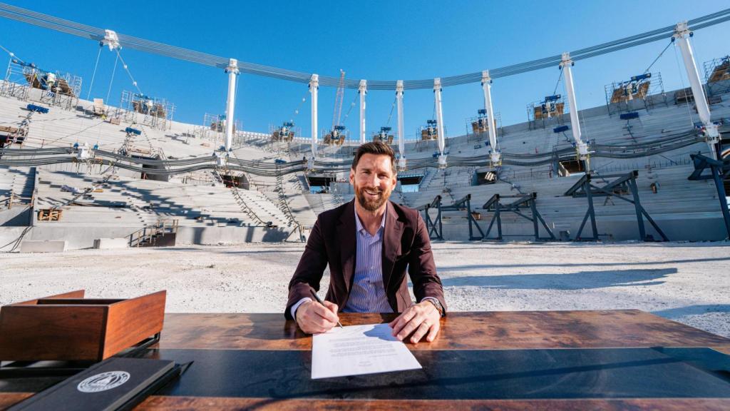 Leo Messi signa el seu nou contracte amb l'Inter Miami amb el nou estadi en obres de fons