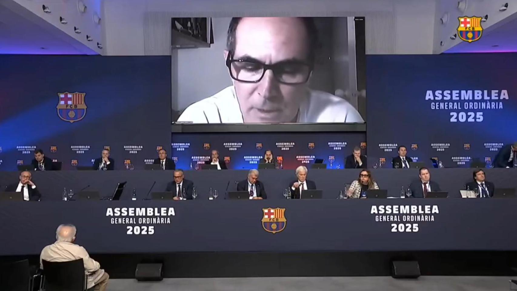 El socio Eduard Capeta comparece en la asamblea de socios compromisarios del Barça