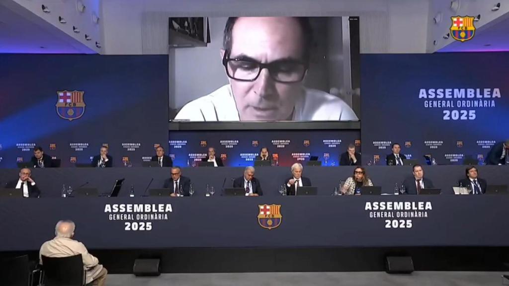 El socio Eduard Capeta comparece en la asamblea de socios compromisarios del Barça