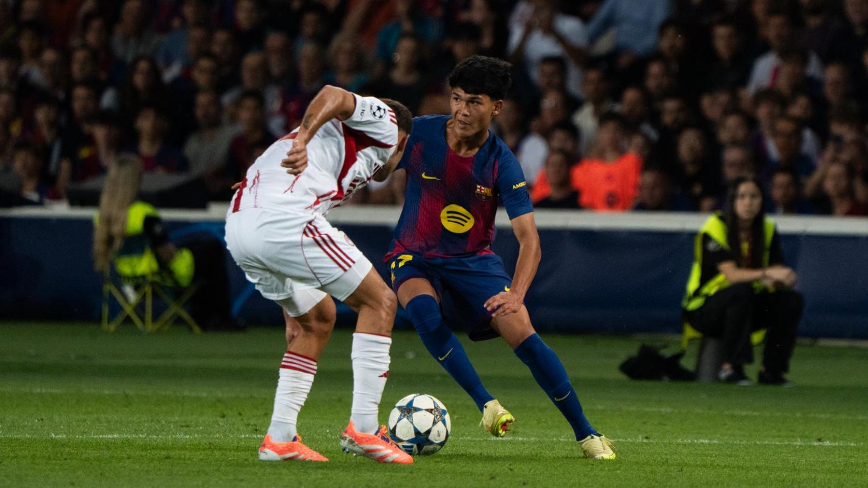 Dro Fernández intenta regatear a un jugador durante el Barça-Olympiacos