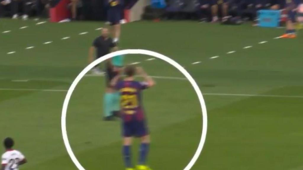 Gil Manzano, situat just entre mig de Flick i De Jong