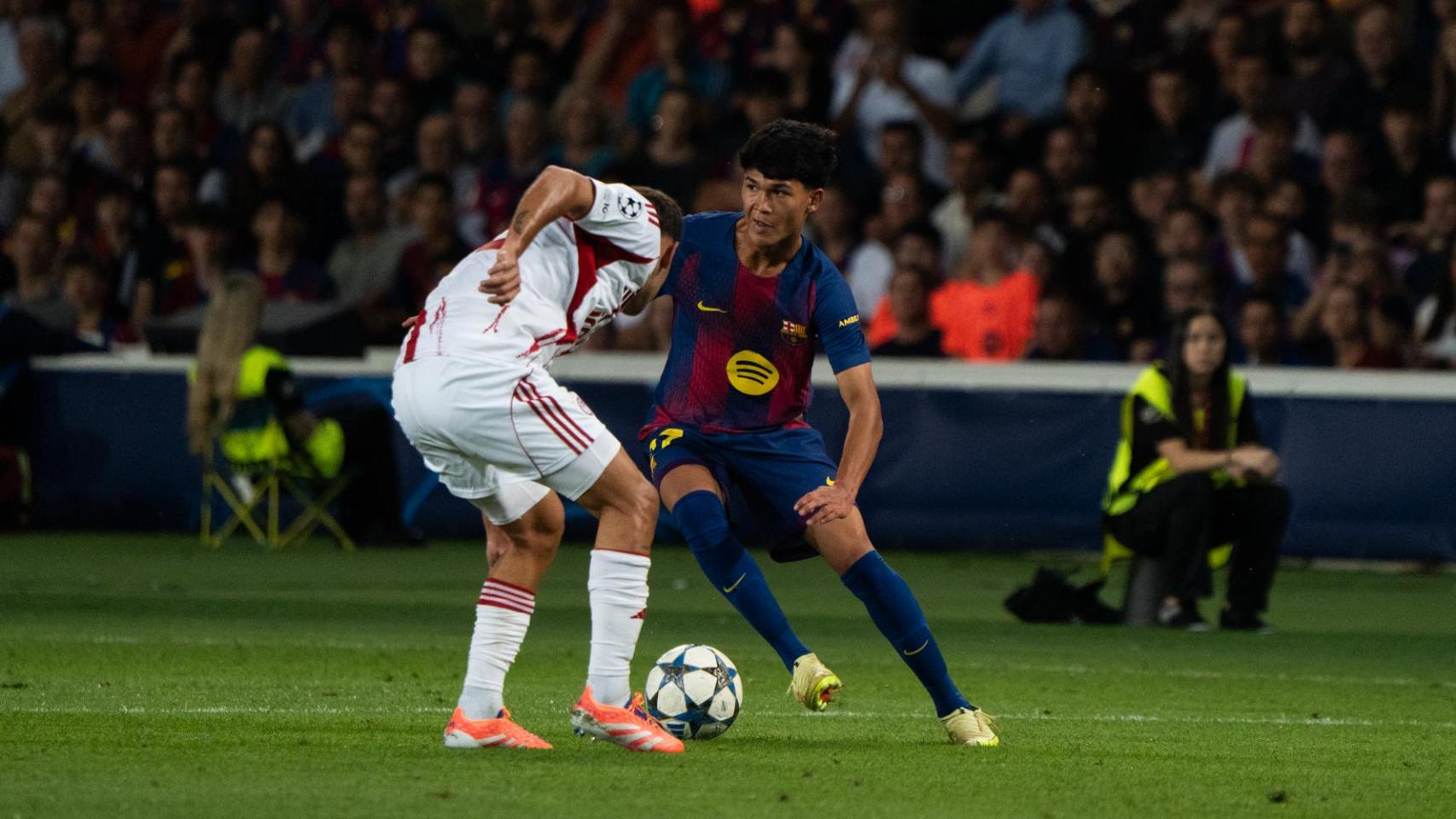 Dro Fernández intenta regatear a un jugador durante el Barça-Olympiacos