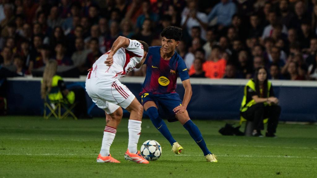 Dro Fernández intenta regatear a un jugador durante el Barça-Olympiacos