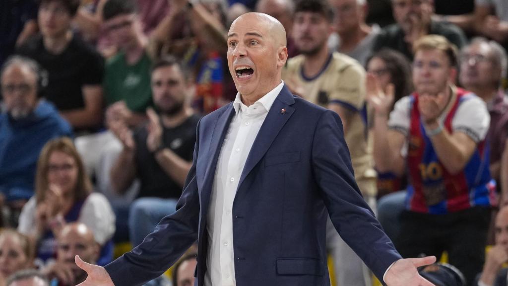 Joan Peñarroya, decepcionado durante la derrota del Barça de basket contra el Zalgiris Kaunas