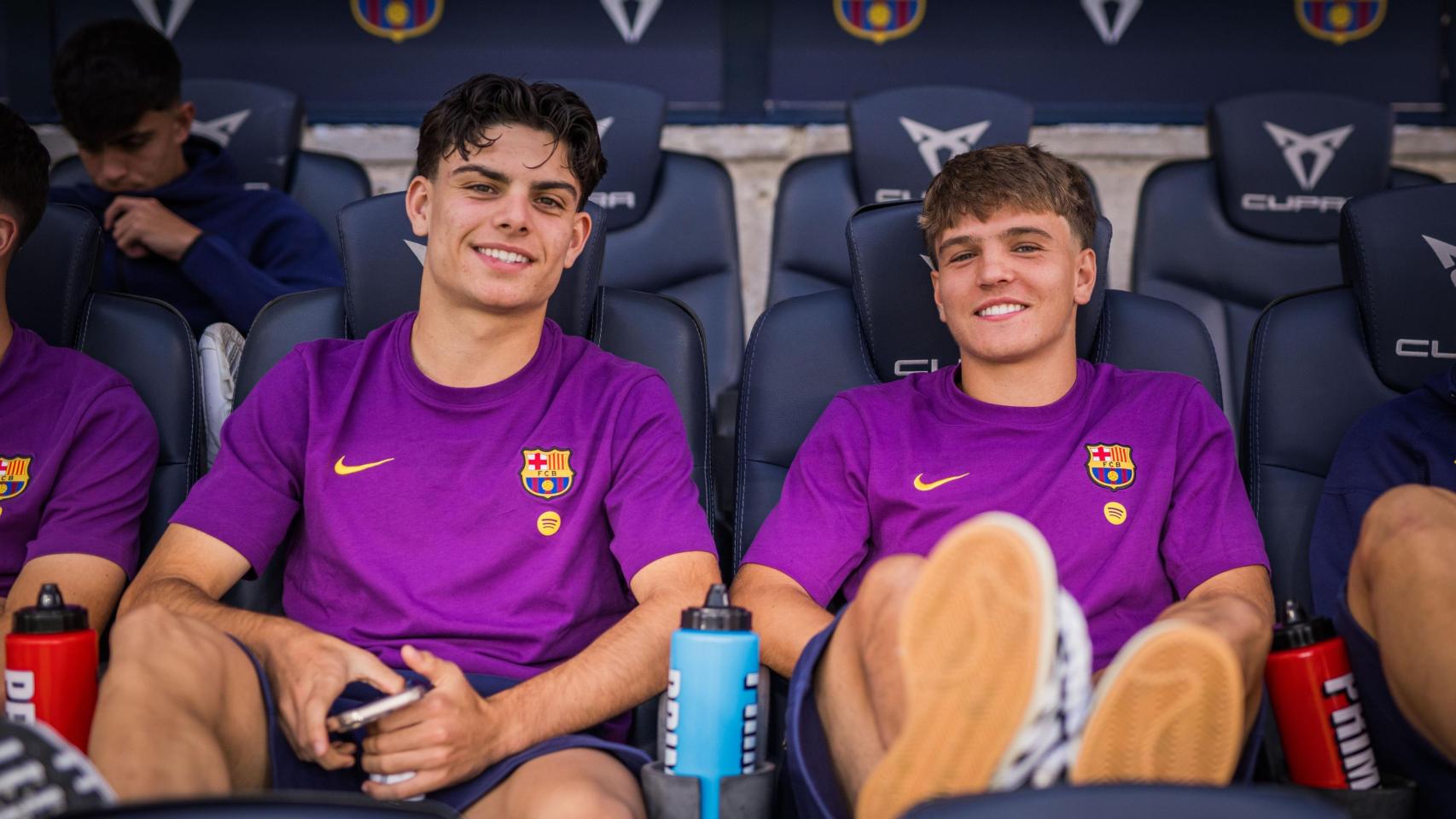 Xavi Espart y Juan Hernández, contentos tras entrar en su primera convocatoria con el Barça