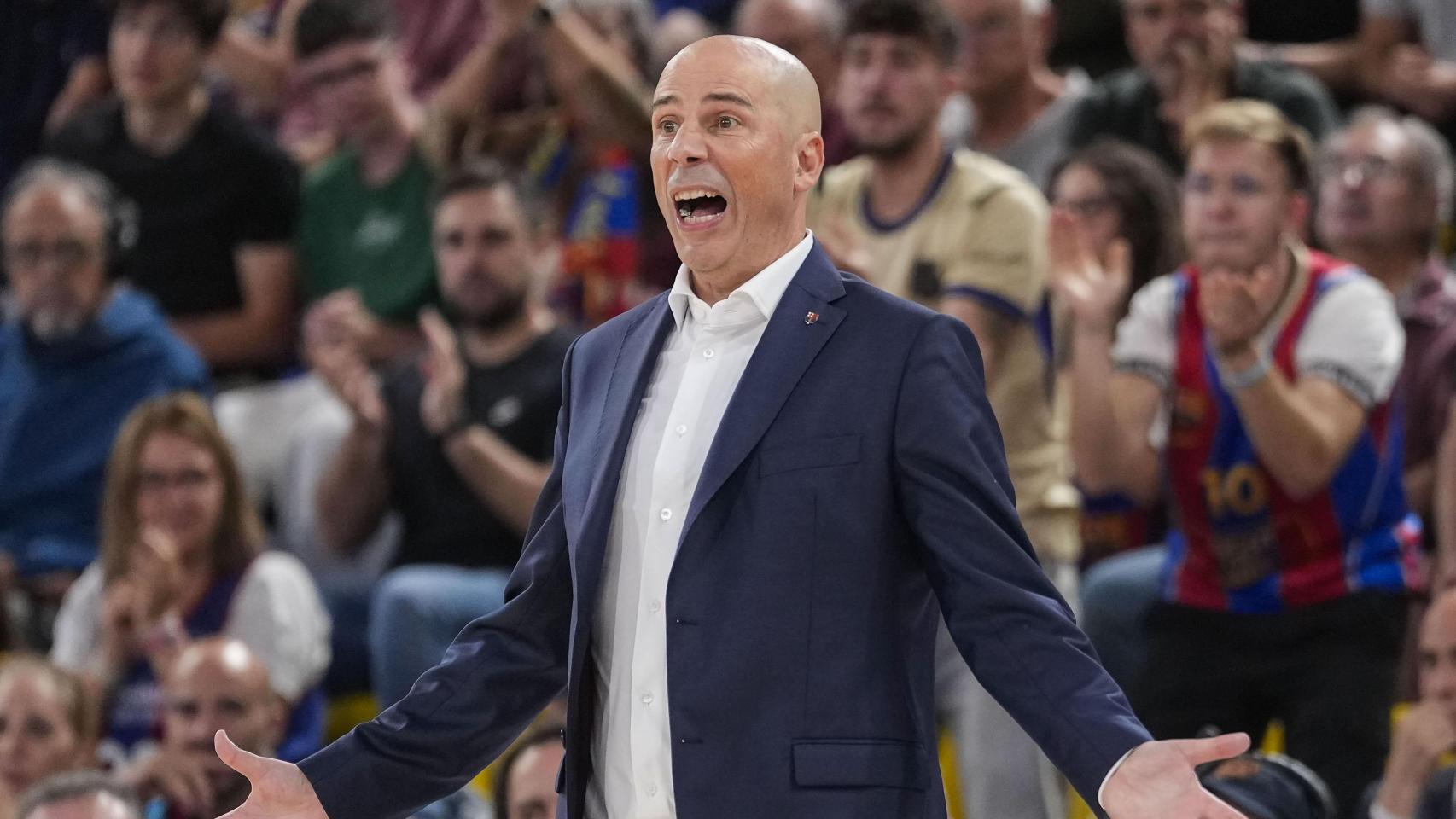 Joan Peñarroya, decepcionado durante la derrota del Barça de basket contra el Zalgiris Kaunas