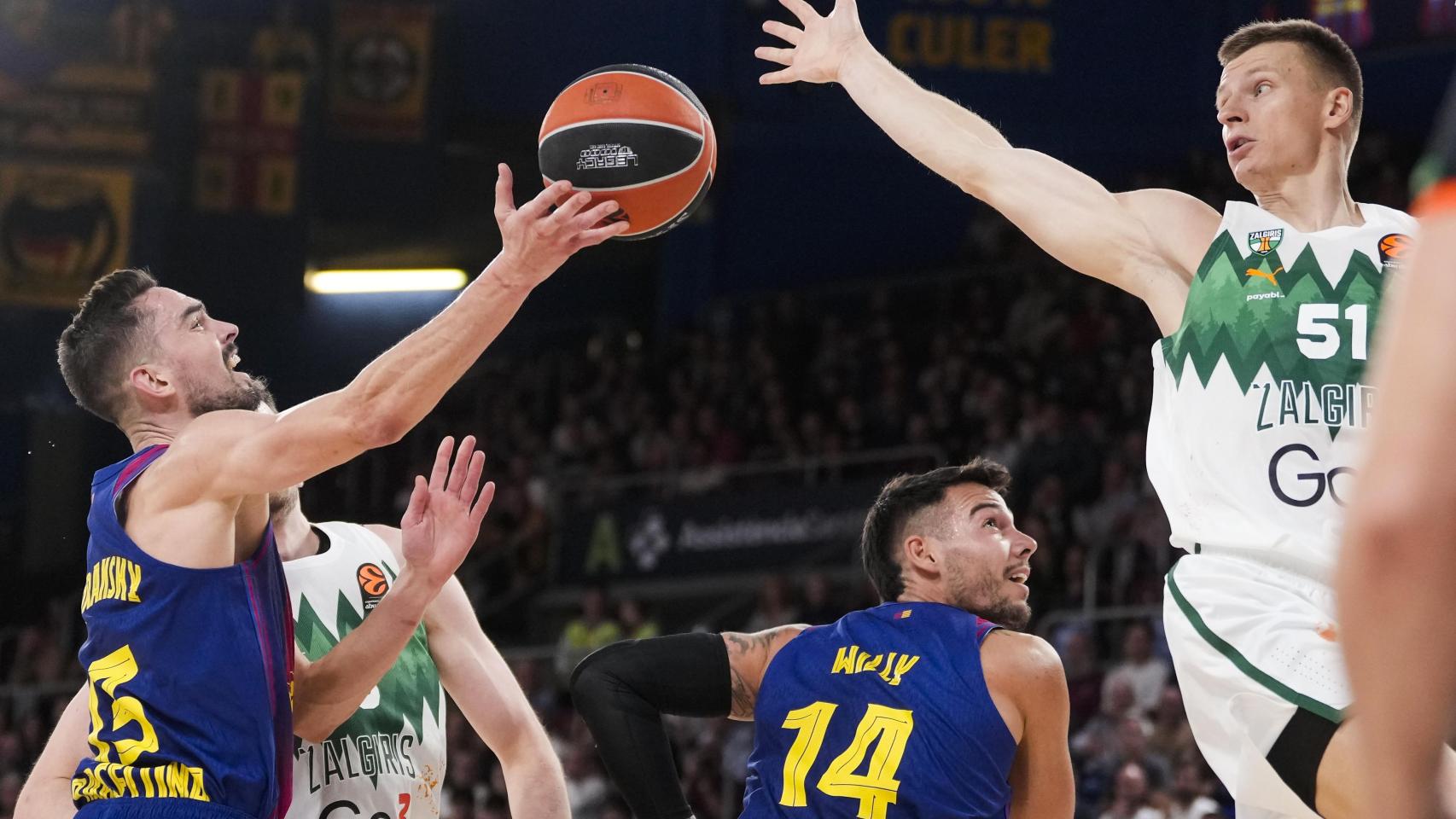 Tomas Satoransky realiza una entrada bajo canasta en el Barça de basket-Zalgiris de la Euroliga