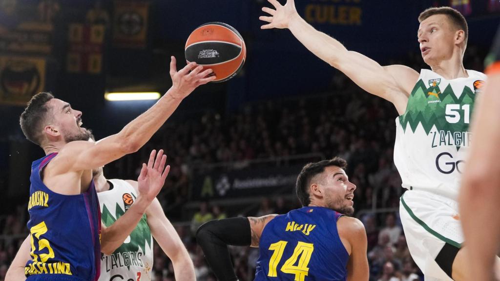 Tomas Satoransky realiza una entrada bajo canasta en el Barça de basket-Zalgiris de la Euroliga