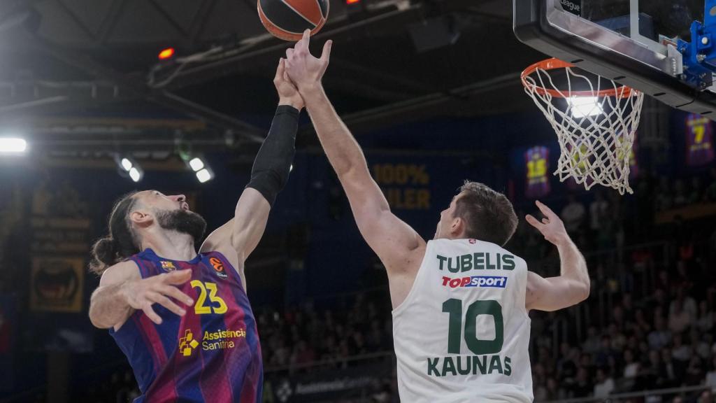 Toko Shengelia lluita pel rebot sota cèrcol en el Barça de bàsquet-Zalgiris