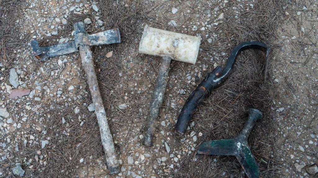 Les eines que Carlos Delgado empra per a les tasques de resineria. De dreta a esquerra: una destral o un barrasco, un mas, una mitja lluna i una escoda.