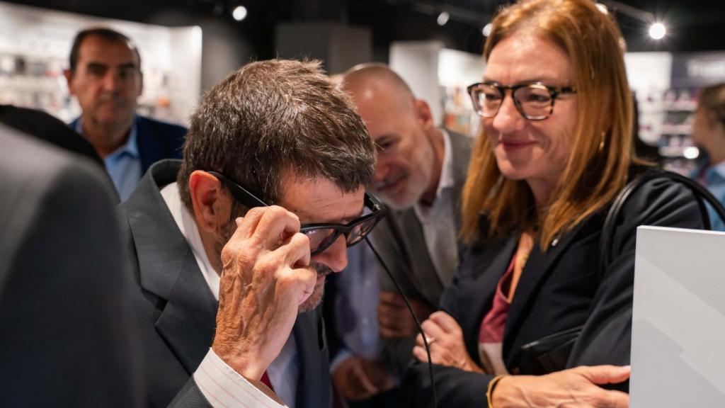 Albert Batlle, tercer tinent alcalde de Barcelona, provant les noves Ray-Ban Meta en la inauguració de la Fnac de Les Rambles