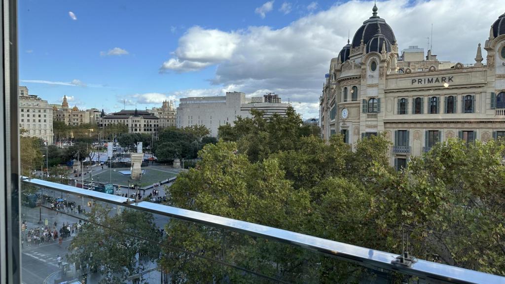 Les vistes des de la botiga de Fnac a Les Rambles al carrer