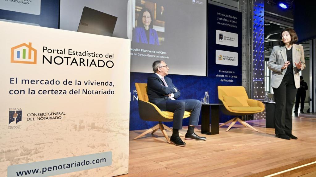 La presidenta del Consejo General del Notariado, Concepción Pilar Barrio del Olmo, junto al director del Centro Tecnológico del Notariado, Alberto Martínez Lacambra