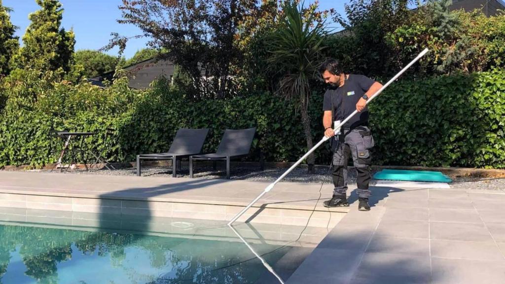 Revisión de fugas en una piscina