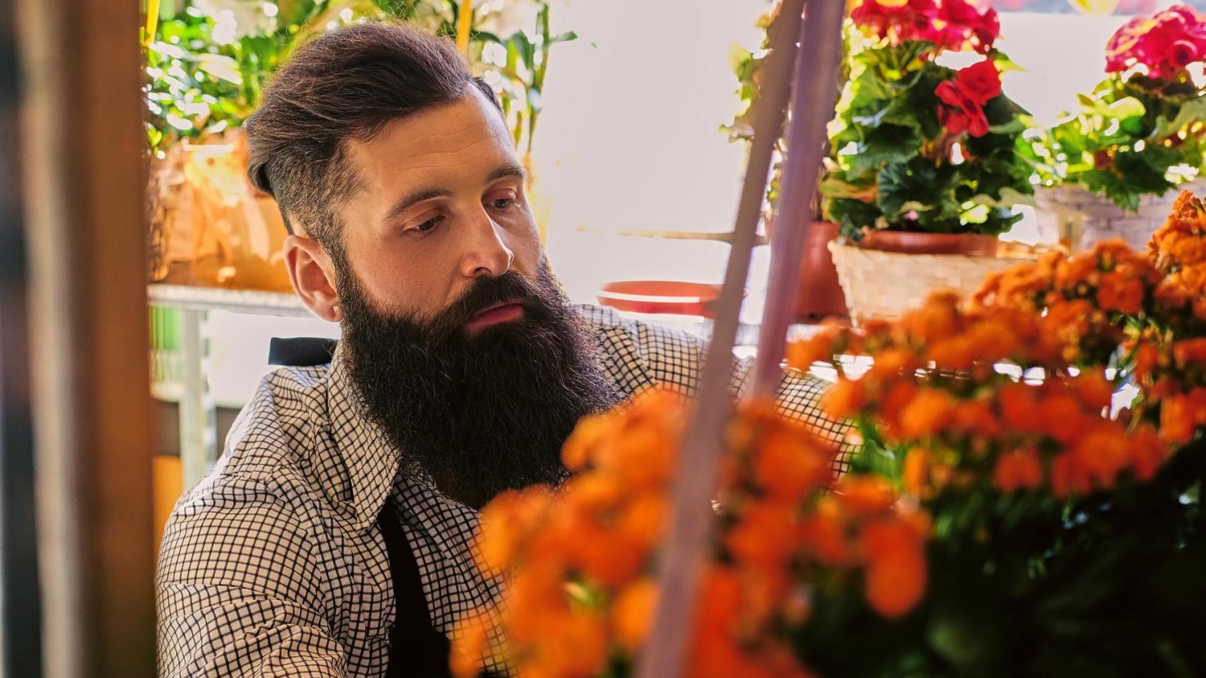 trabajador en una empresa de flores/ Freepik