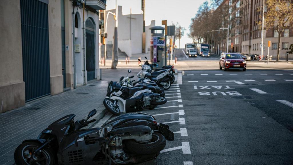 Motos caídas en Barcelona a causa del viento, en una imagen de archivo
