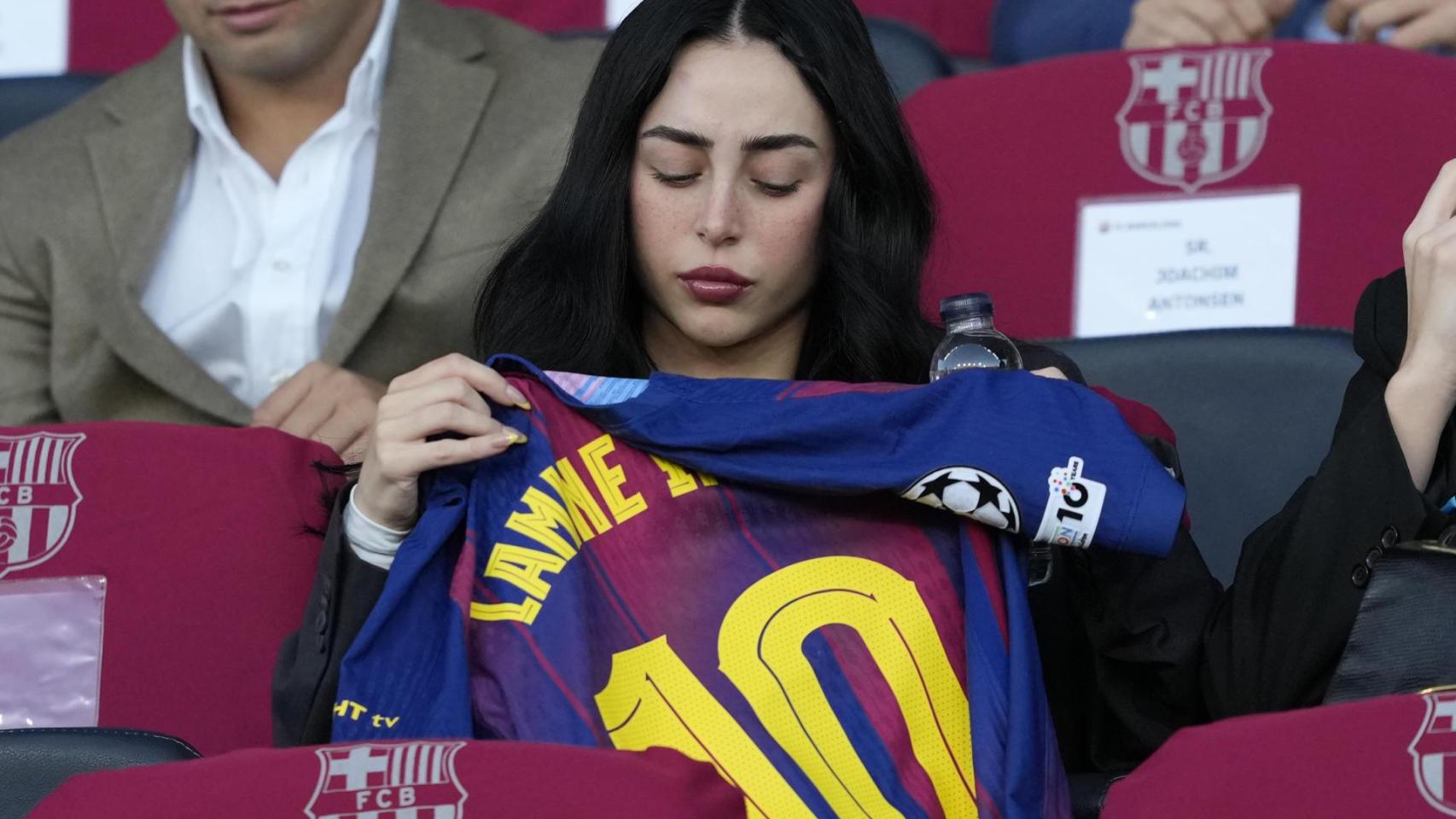 Nicki Nicole, en el palco de Montjuïc con la camiseta de Lamine Yamal durante el Barça-Olympiacos