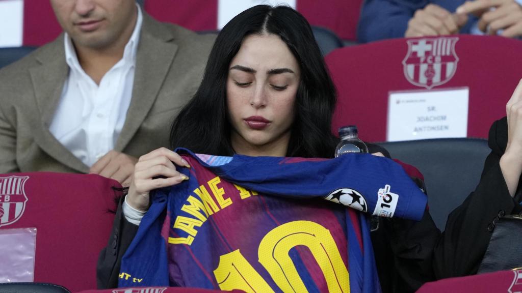 Nicki Nicole, al palco de Montjuïc amb la samarreta de Lamine Yamal durant el Barça-Olympiacos
