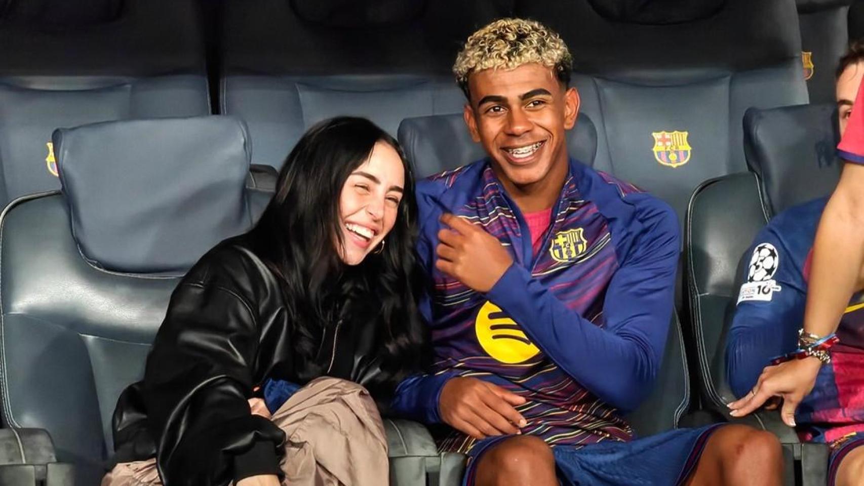 Lamine Yamal y Nicki Nicole, en el césped de Montjuïc tras la victoria del Barça ante Olympiacos